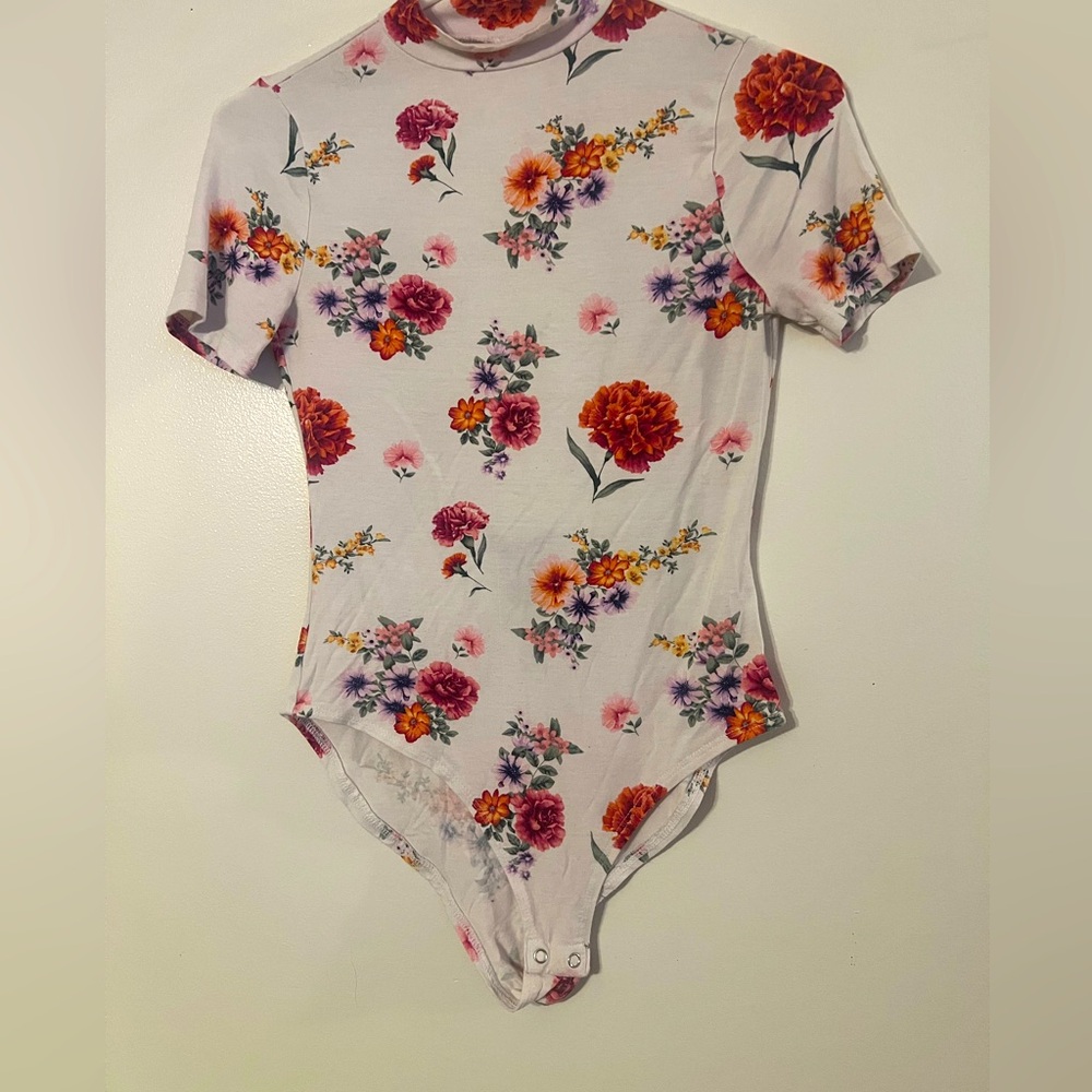 Womens size M Bodysuit short sleeve floral Forever 21 snap crotch open back